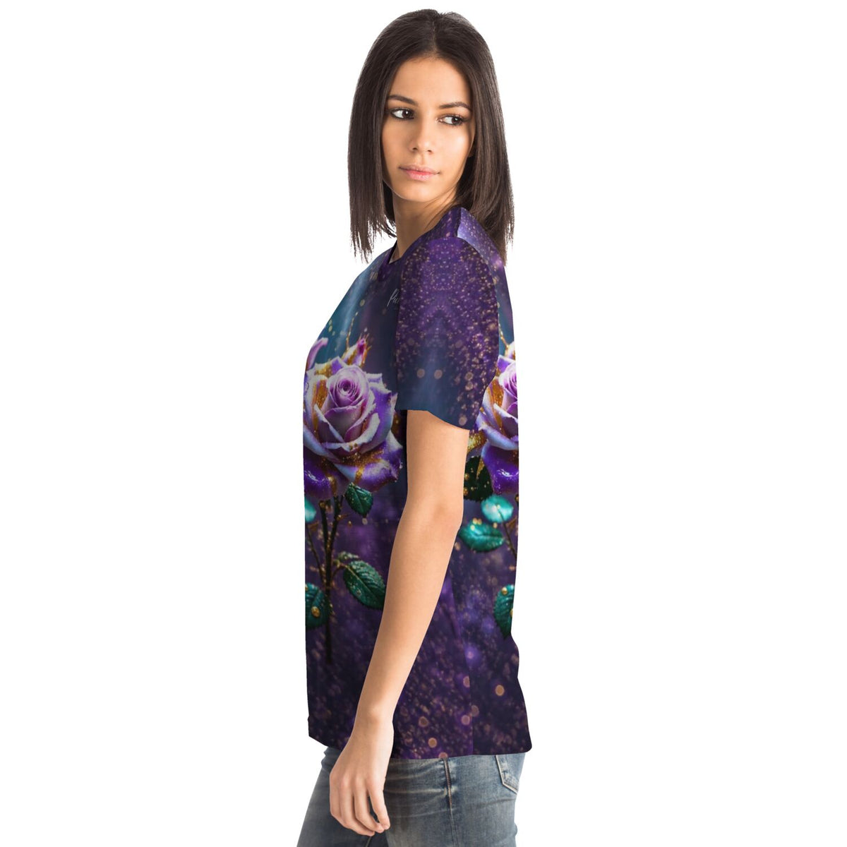 Frau trägt Dreamer T-Shirt mit Amethystrose Design in exklusivem Look für Fans von Diamond Painting und Kunstmotiven
