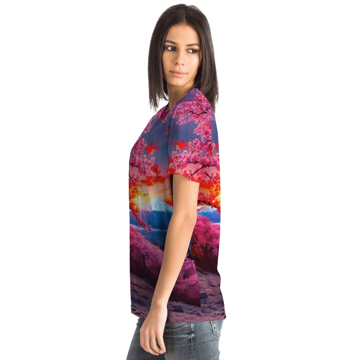 Frau trägt ein T-Shirt mit Berg der Kirschblüten Motiv, inspiriert von den Farben unserer Diamond Painting Kunstwerke.