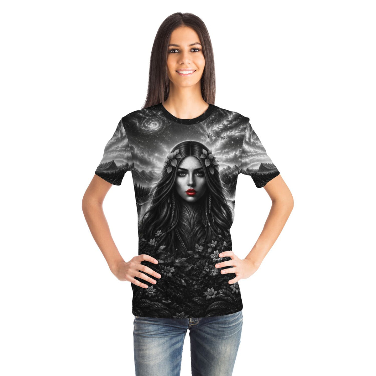 Frau trägt Dreamer T-Shirt mit schwarz-weißem Motiv einer Frau mit roten Lippen, im Stil unserer Diamond Painting Sets.