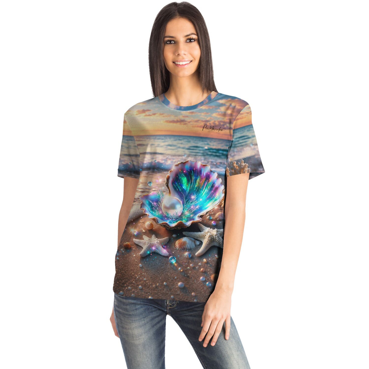 Frau trägt Dreamer T-Shirt mit leuchtendem Perlen-Muschel-Motiv im Stil von Diamond Painting Art am Strand