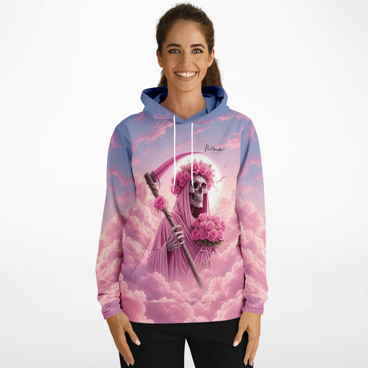 Frau trägt Dreamer Hoodie Rosenträume mit Totenkopf, Rosenkranz und pinken Wolken im AOP-Design von Picmondoo