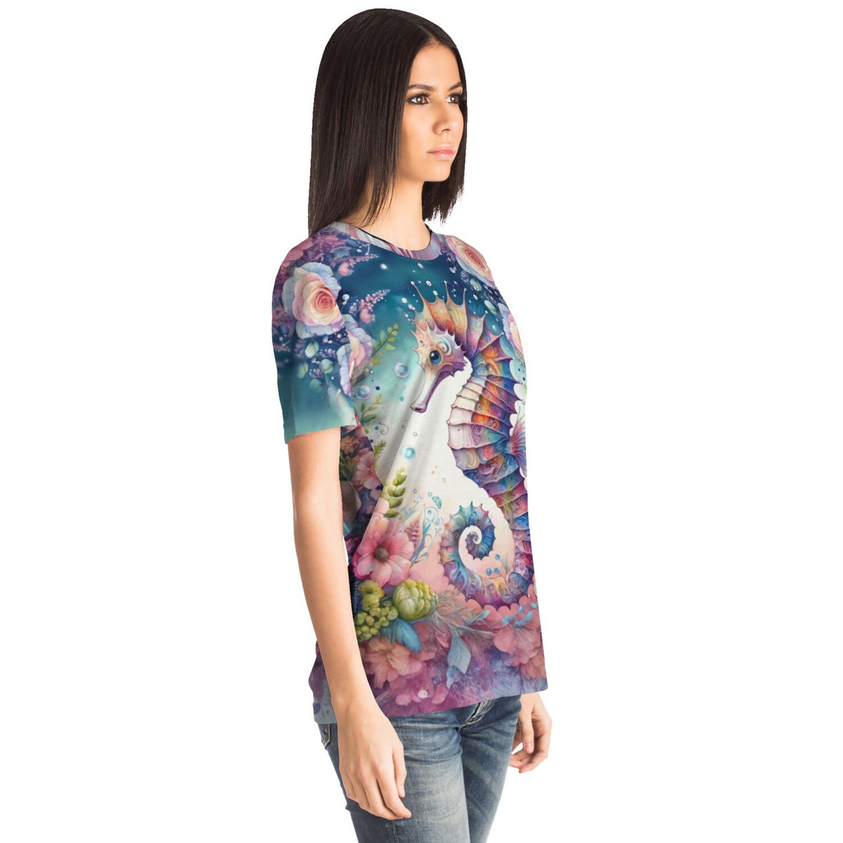 Frau trägt Dreamer T-Shirt mit buntem Seepferdchen- und Blütendesign im Stil von Malen nach Zahlen Motiven