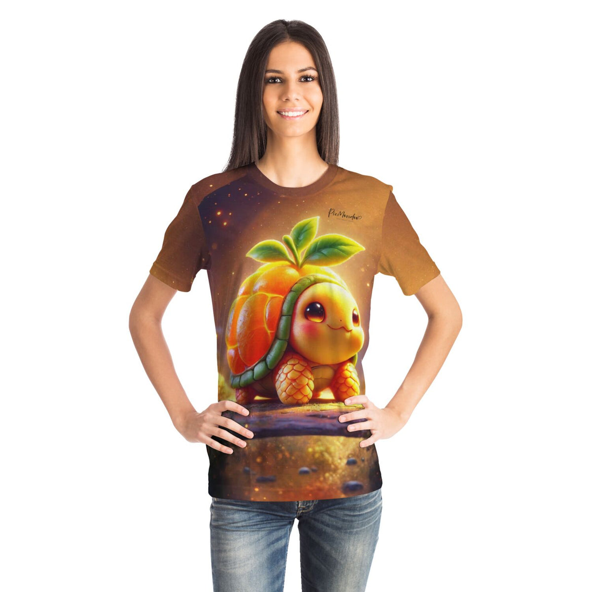 Frau trägt Dreamer T-Shirt mit süßem Früchte-Schildkröten Design im Picmondoo-Stil für Diamond Painting Fans.