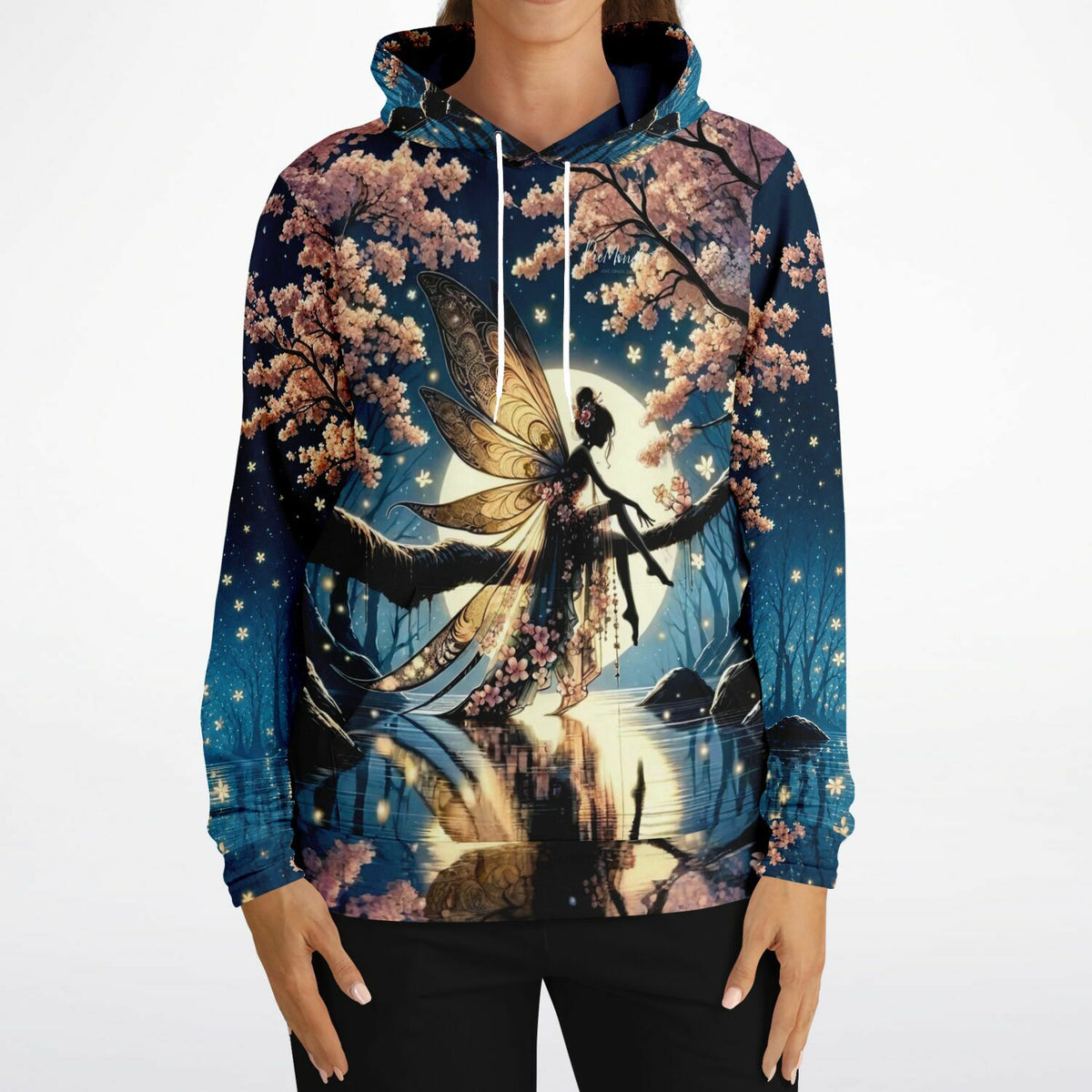 Dreamer Hoodie Mondscheinfee mit detailliertem Feen-Motiv in blauem Nachtwald, inspiriert durch Diamond Painting Kunst.