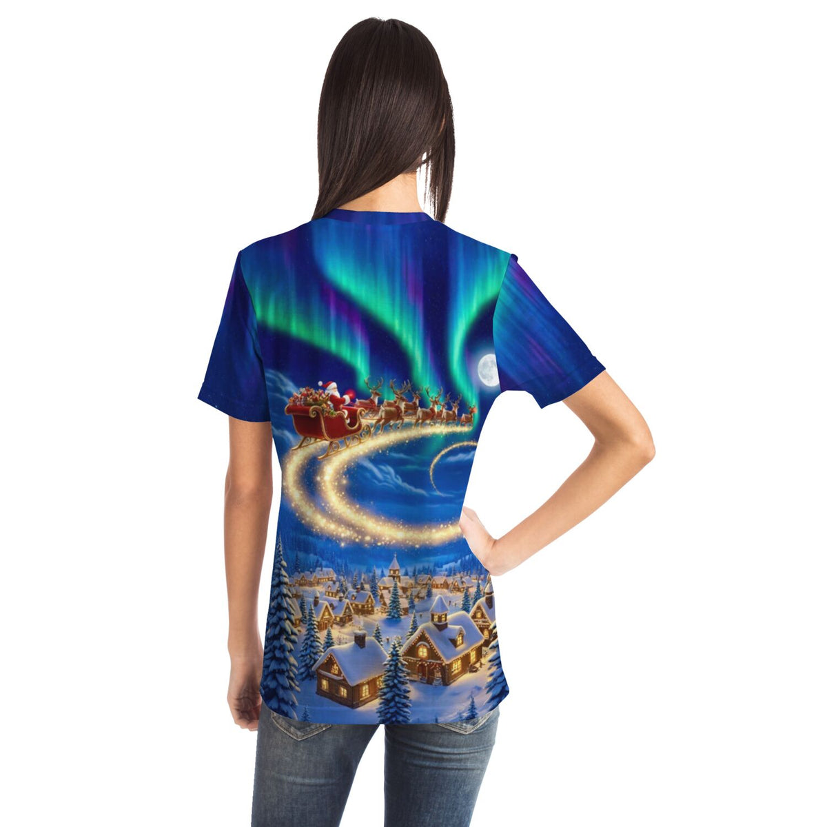 Weihnachtliches T-Shirt mit Diamond Painting Motiv: Weihnachtsmann im Schlitten vor Polarlichtern über verschneitem Dorf