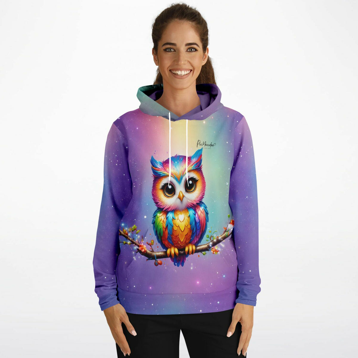 Frau trägt bunte Dreamer Hoodie mit Eule Fridolin Design, inspiriert von Diamond Painting und Malen nach Zahlen Motiven