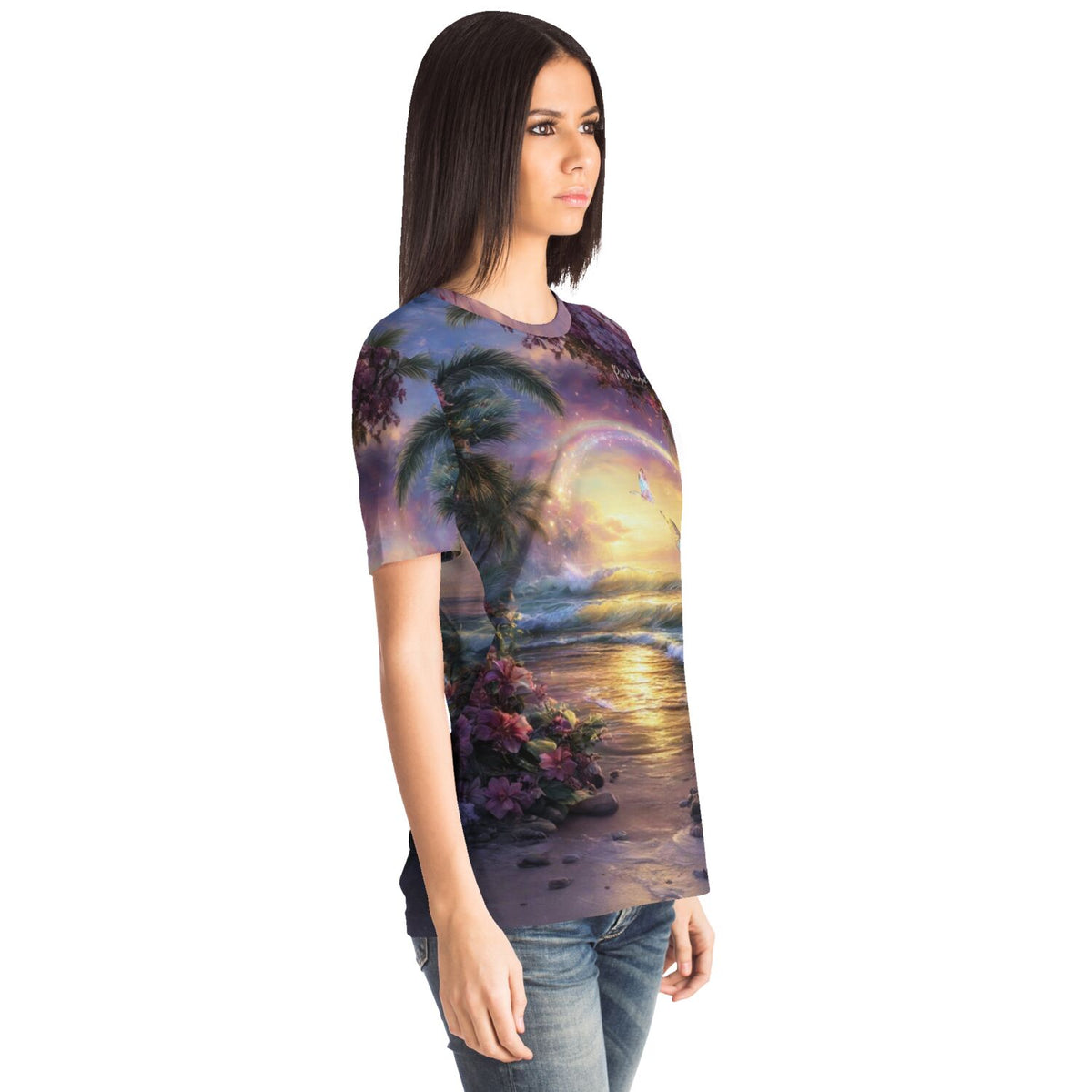 Frau trägt Dreamer T-Shirt mit traumhaftem Strand-Motiv in lebendigen Farben, inspiriert von Diamond Painting Kunst.