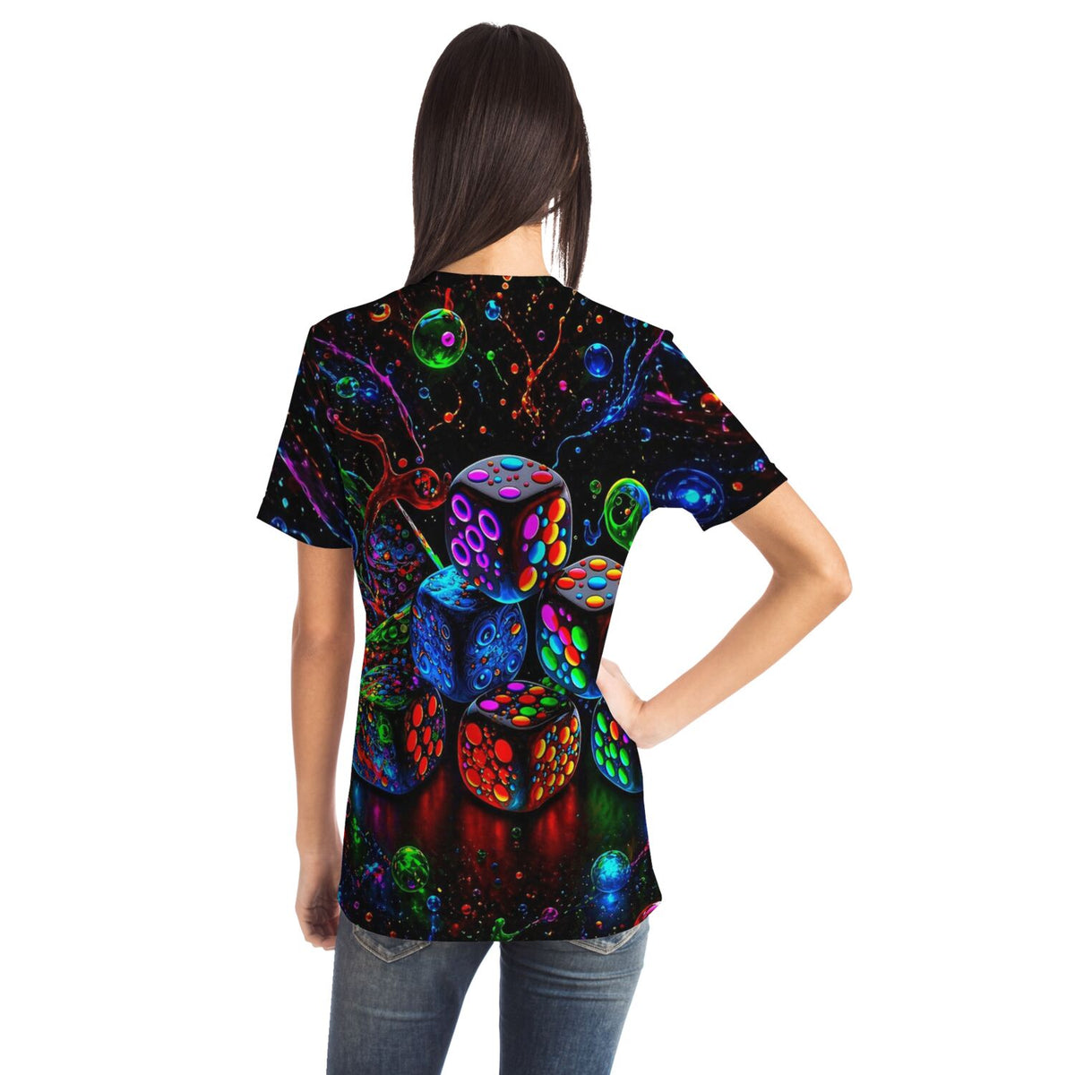 Frau trägt T-Shirt mit buntem Würfel-Motiv in Diamond Painting Optik auf schwarzem Hintergrund