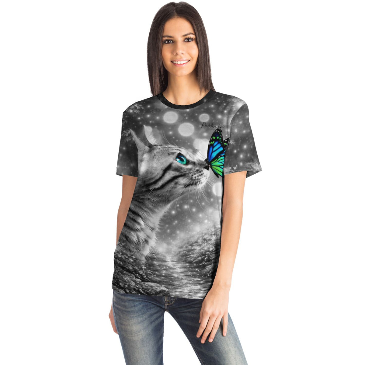 Frau trägt T-Shirt mit Katzen-Motiv und blauem Schmetterling, passend zum Diamond Painting und Malen nach Zahlen Stil