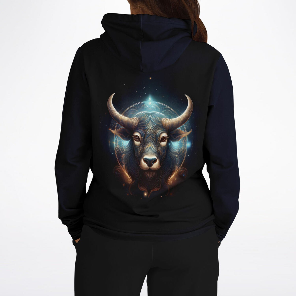 Schwarzer Hoodie mit leuchtendem Sternzeichen Stier Motiv auf dem Rücken, im Stil kunstvoller Diamond Paintings.