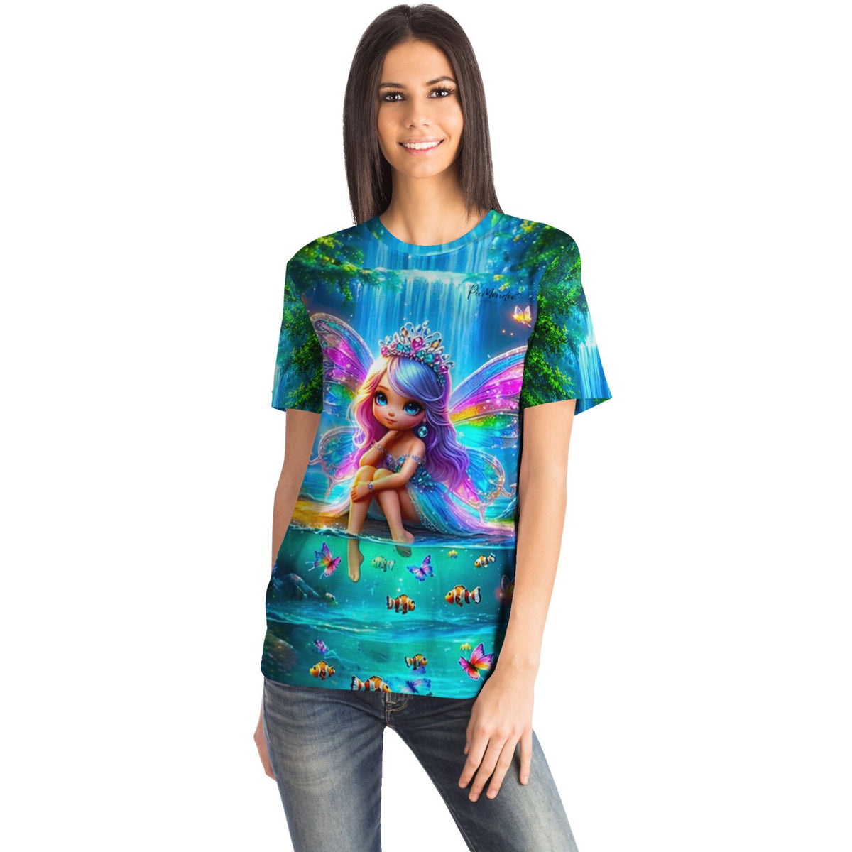Frau trägt Dreamer T-Shirt mit buntem Elfen-Motiv am Wasserfall, inspiriert von Diamond Painting und Malen nach Zahlen Designs