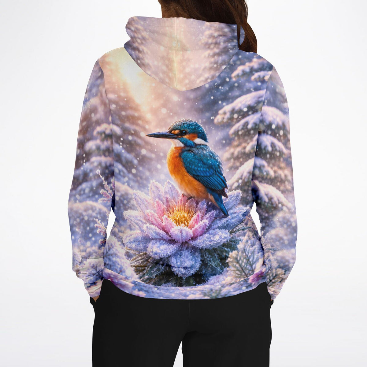 Dreamer Hoodie mit Eisvogel-Motiv und verschneiter Winterlandschaft, ideal als Vorlage für Diamond Painting Fans.