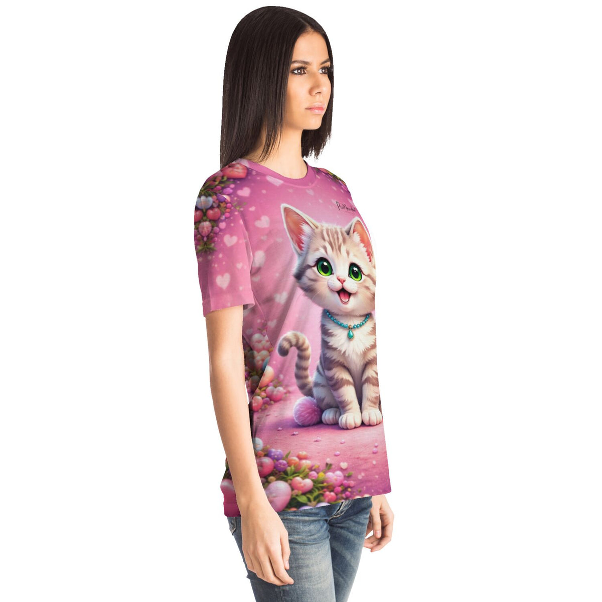 Frau trägt rosa Dreamer T-Shirt mit süßer Kätzchen-Illustration im Stil von Diamond Painting und Malen nach Zahlen Motiven