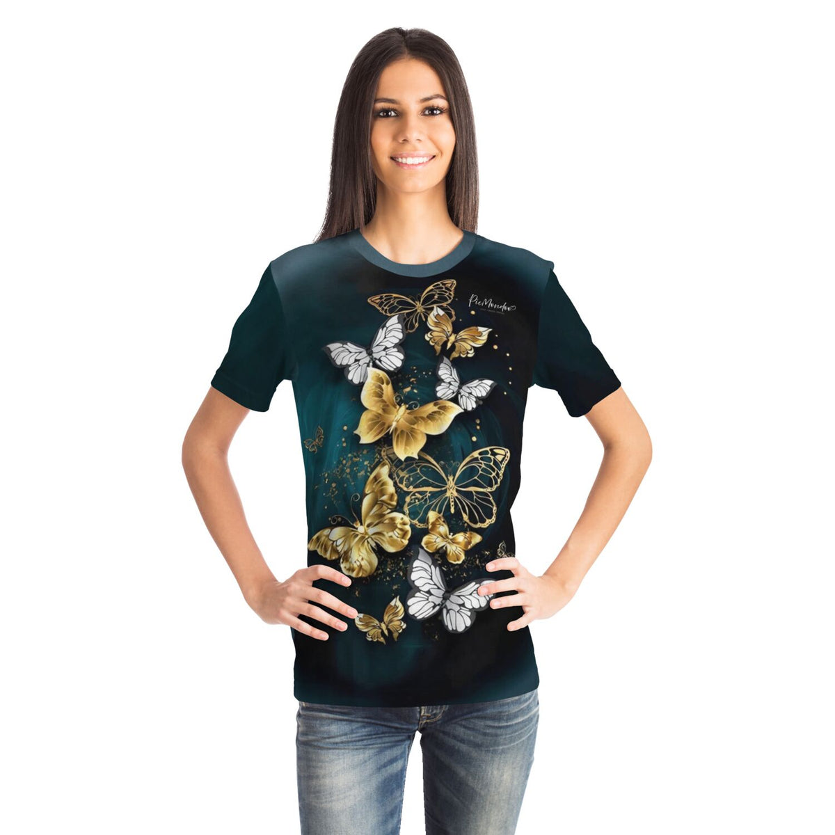 Frau trägt Dreamer T-Shirt mit goldenen Schmetterlingen, passend zu künstlerischem Design wie Diamond Painting Motiven.