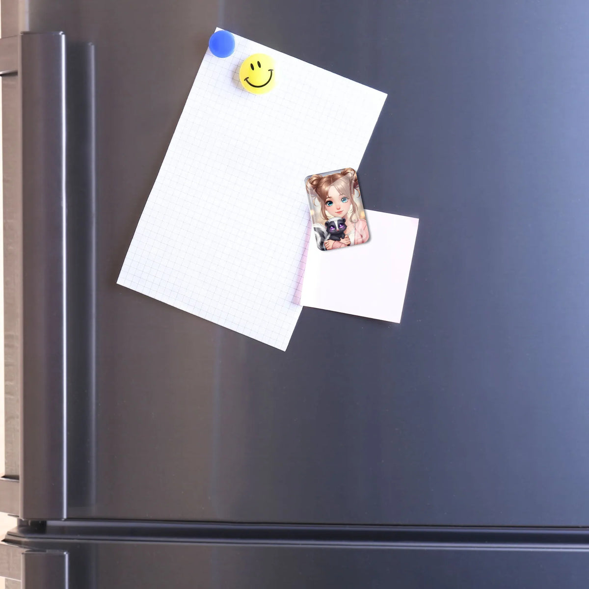 Magischer Coverminder Yuna & Puki als magnetischer Halter für Diamond Painting Zubehör an einem Kühlschrank