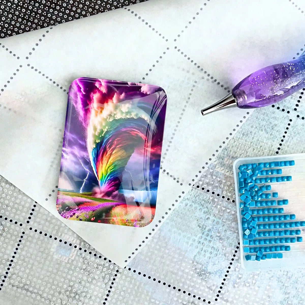 Bunter Wirbelsturm Glas Cover Minder auf Diamond Painting Leinwand mit Glitzer-Stift und blauen Diamanten