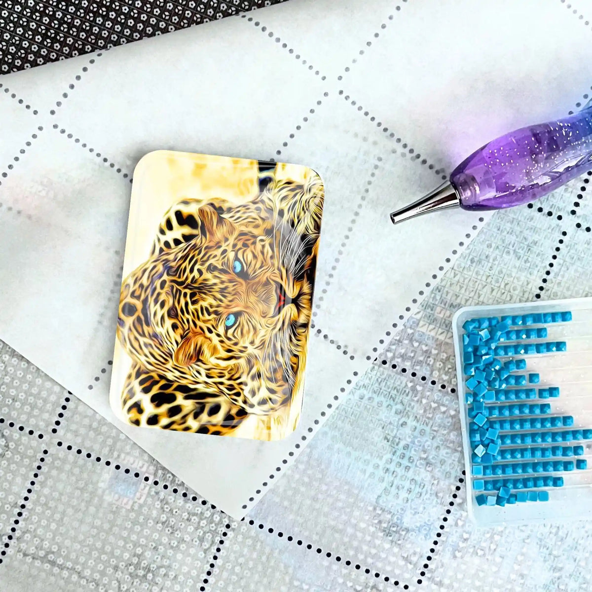Glas Coverminder mit Leopard Motiv auf Diamond Painting Leinwand mit Glitzer-Stift und blauen Diamanten