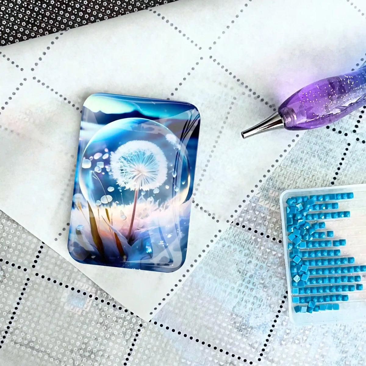 Magnetischer Cover Minder mit Pusteblume-Motiv auf einer Diamond Painting Leinwand mit Stift und Glitzersteinen