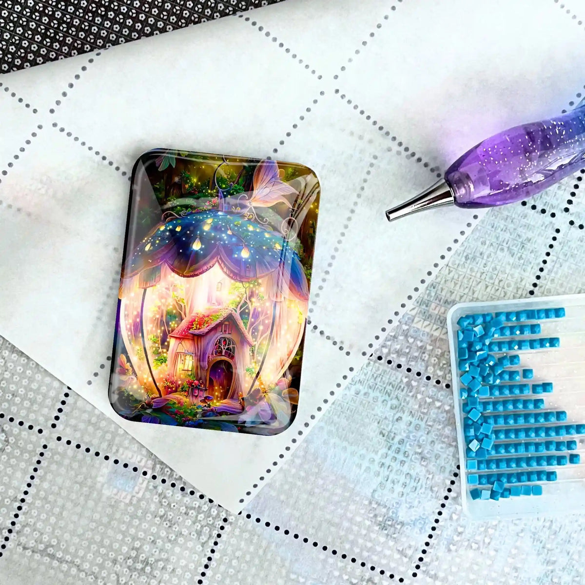 Fantasiehaus Cover Minder Glas-Magnet für Diamond Painting auf einer Leinwand mit Stift und blauen Glitzersteinen