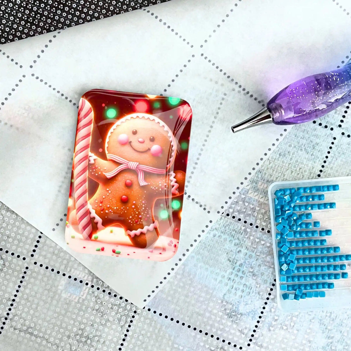 Lebkuchenmännchen Cover Minder als praktisches Zubehör für Diamond Painting auf einer Leinwand mit Stift und Steinchen