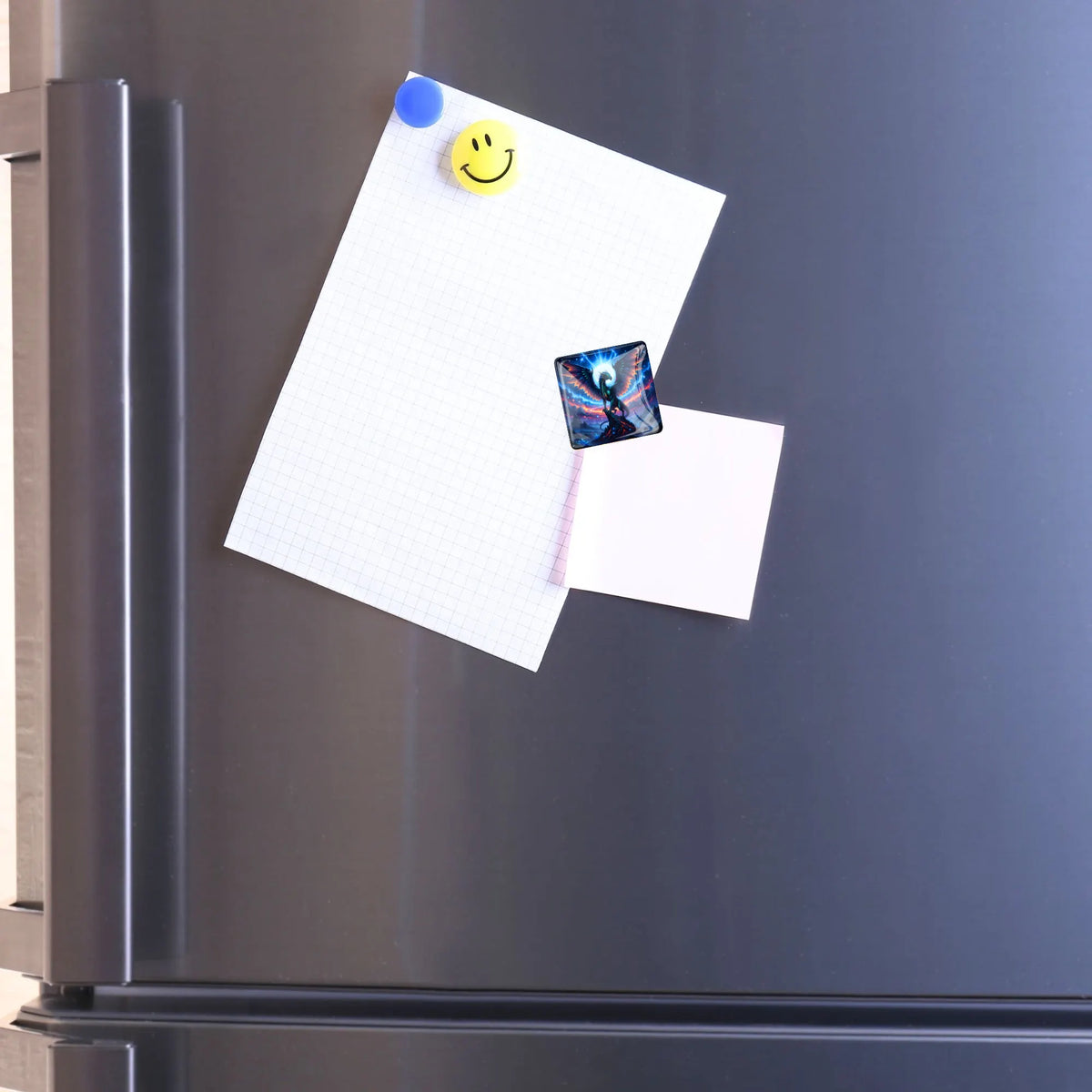 Aetherion Cover Minder aus Glas für Diamond Painting an Kühlschrank mit Notizzettel. Praktisches Zubehör für Bastelfans.