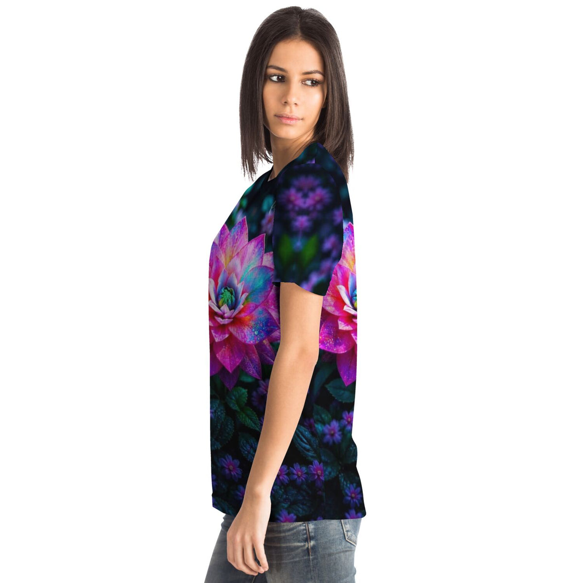 Frau trägt Dreamer T-Shirt mit Sternenstaub-Lotus Motiv in leuchtenden Farben, ähnlich beliebter Diamond Painting Designs.