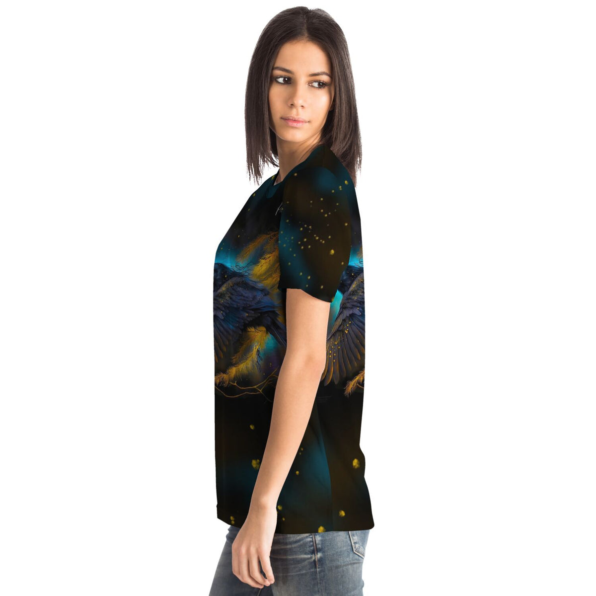 Frau trägt Dreamer T-Shirt mit mystischem Hexenrabe Design im Stil der beliebten Diamond Painting und Malen nach Zahlen Motive