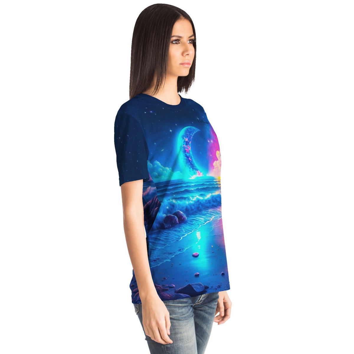 Frau trägt ein T-Shirt mit Diamond Painting Motiv: verträumter Strand im Mondschein in leuchtenden Blau- und Violetttönen