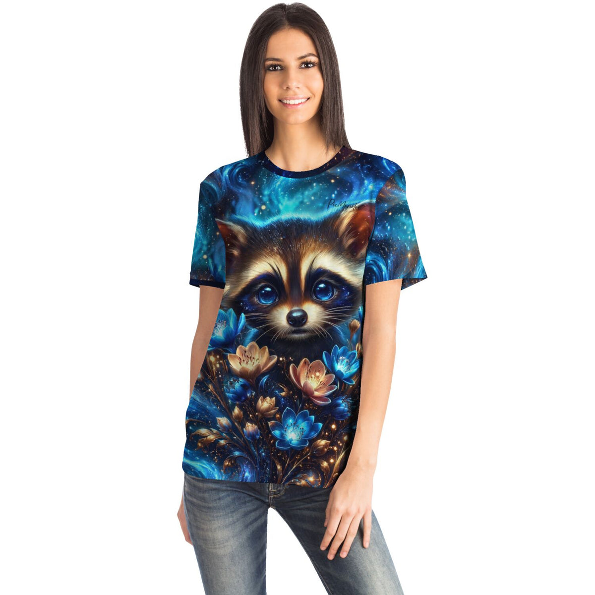 Frau trägt Dreamer T-Shirt mit Waschbär-Motiv und leuchtenden Blumen, inspiriert von Diamond Painting und Kunststilen.