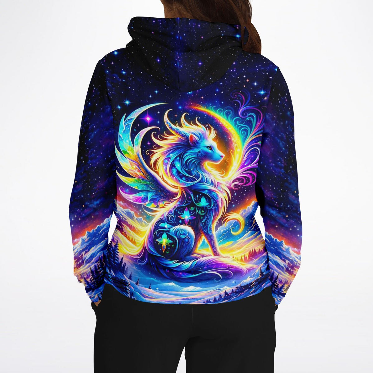 Dreamer Hoodie Monja mit buntem, leuchtendem Fabelwesen vor Sternenhimmel und Bergkulisse im Stil von Diamond Painting