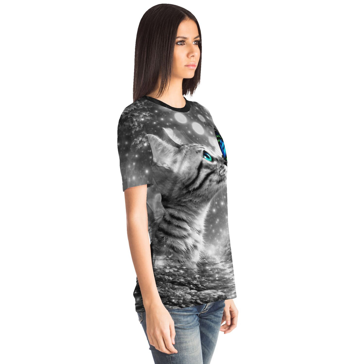 Frau trägt ein T-Shirt mit Katzen-Motiv, das stilistisch an Diamond Painting und Malen nach Zahlen Designs erinnert.
