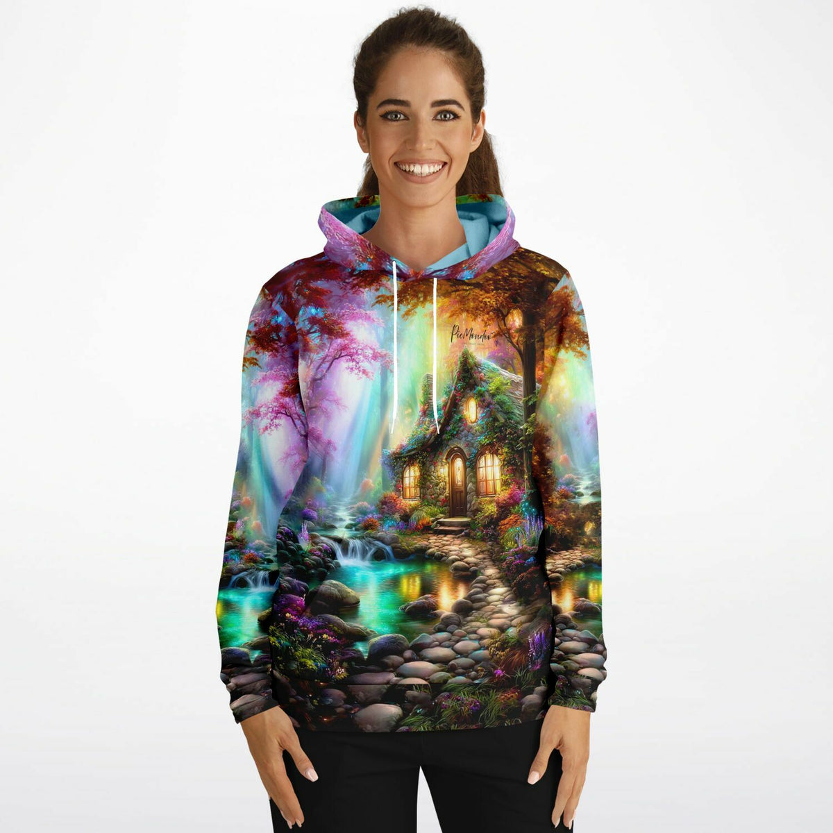 Frau trägt Hoodie mit magischem Waldhaus-Print, inspiriert von Diamond Painting und Malen nach Zahlen Designs.