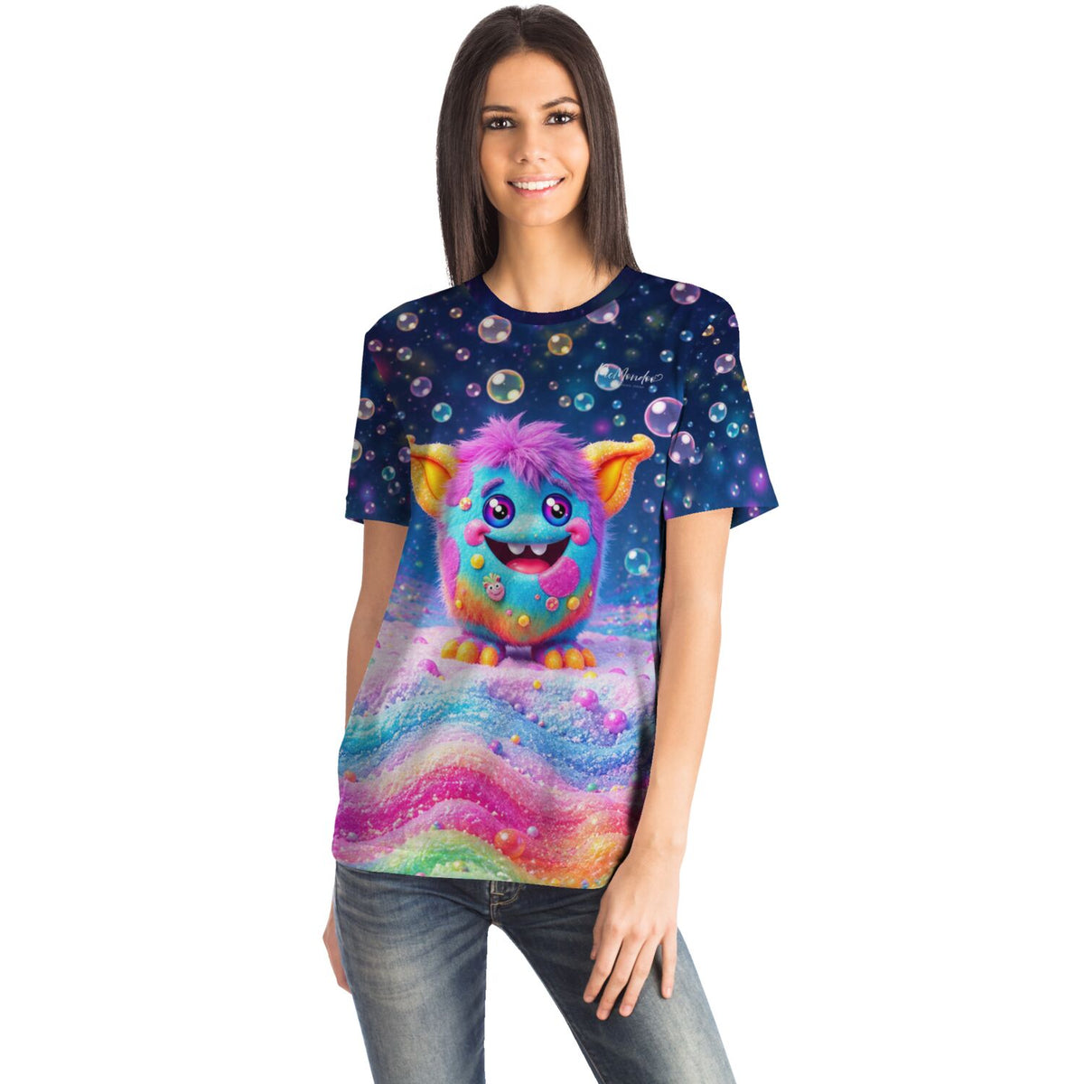 Frau trägt buntes Dreamer Grinsebacke T-Shirt, inspiriert von kreativen Diamond Painting und Malen nach Zahlen Motiven.
