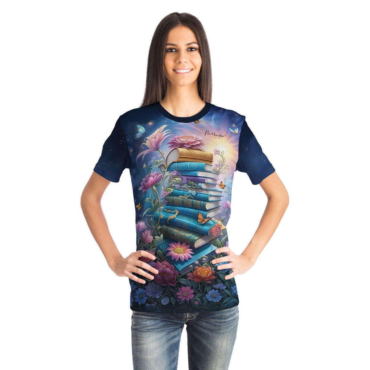 Frau trägt Damen T-Shirt mit Book Lovers Print, inspiriert von Diamond Painting Motiven mit Blumen und Büchern