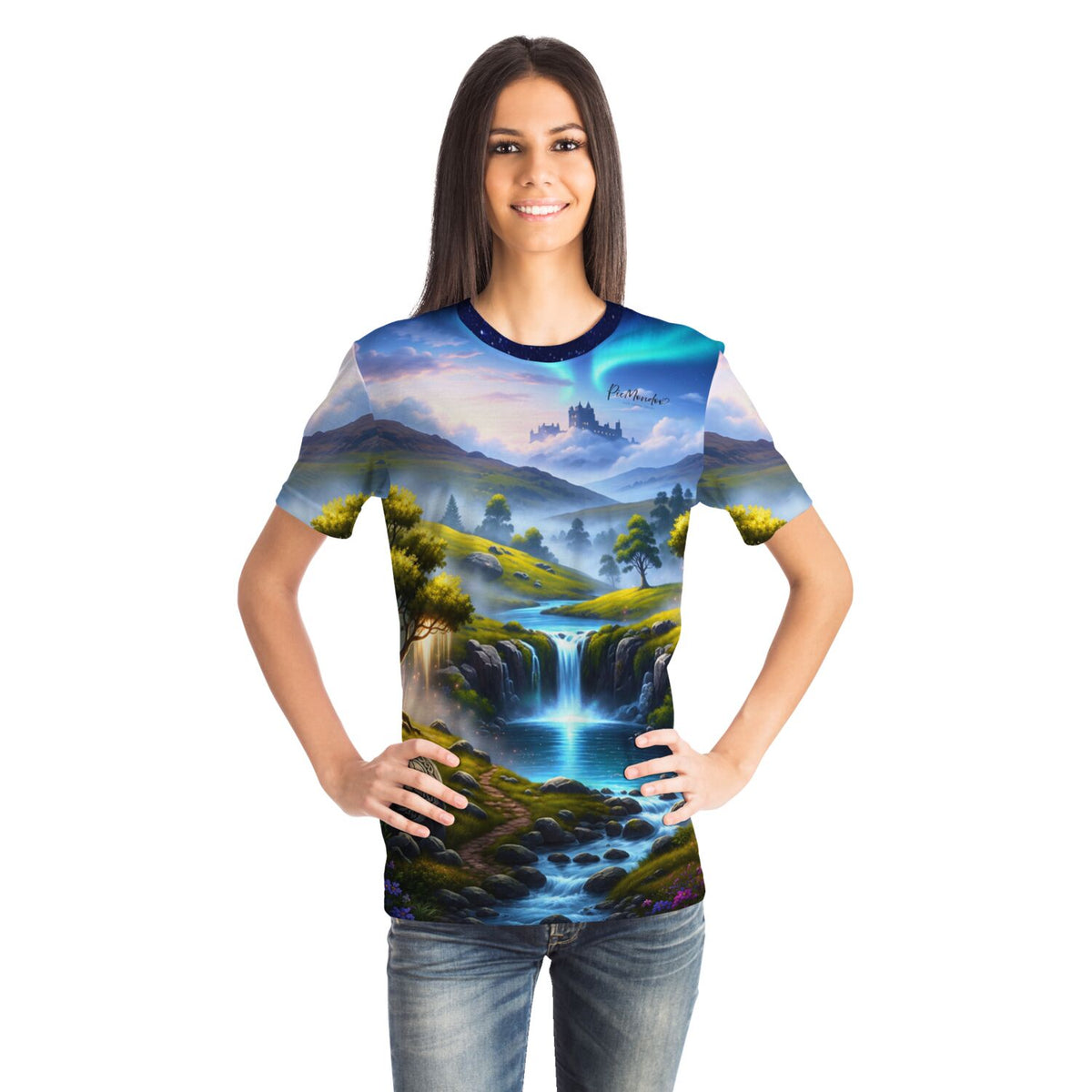 Frau trägt Dreamer T-Shirt mit traumhafter Tal der Erinnerung Landschaft, inspiriert durch Malen nach Zahlen Motive