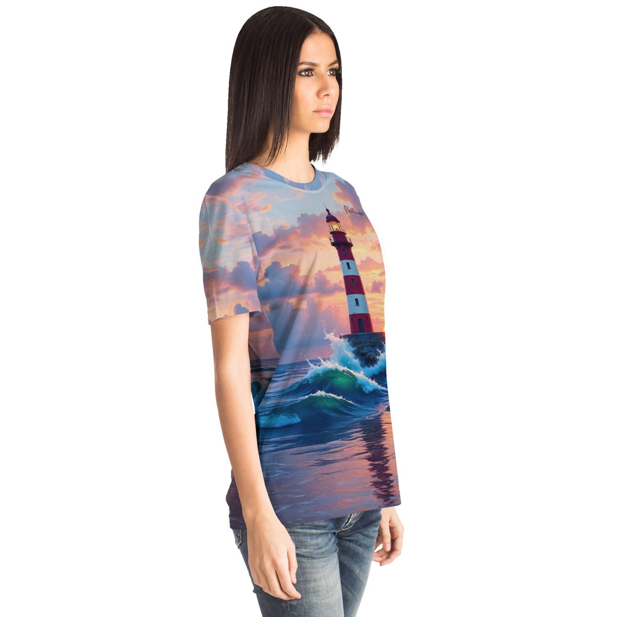 Frau trägt Dreamer T-Shirt mit Leuchtturm-Motiv im Stil von Malen nach Zahlen und Diamond Painting Kunst