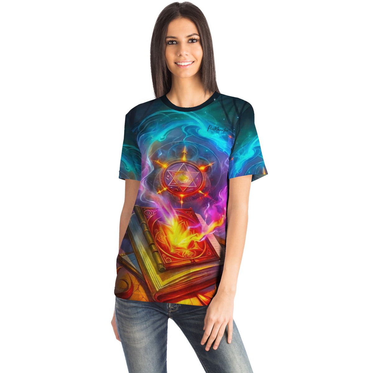 Frau trägt Dreamer T-Shirt mit mystischem Hexenkünste-Motiv, magisches Buch und Stern-Symbol in bunten Farben