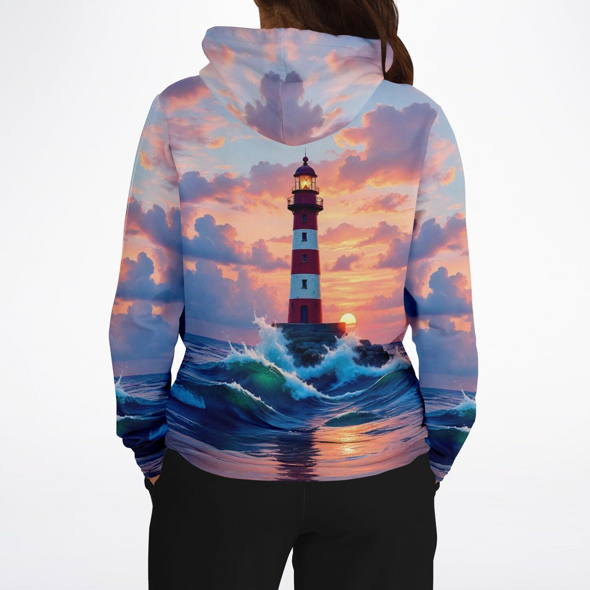 Hoodie mit Leuchtturm-Motiv vor rosa Sonnenuntergang über dem Meer, ideal für Fans von Diamond Painting und Kunst