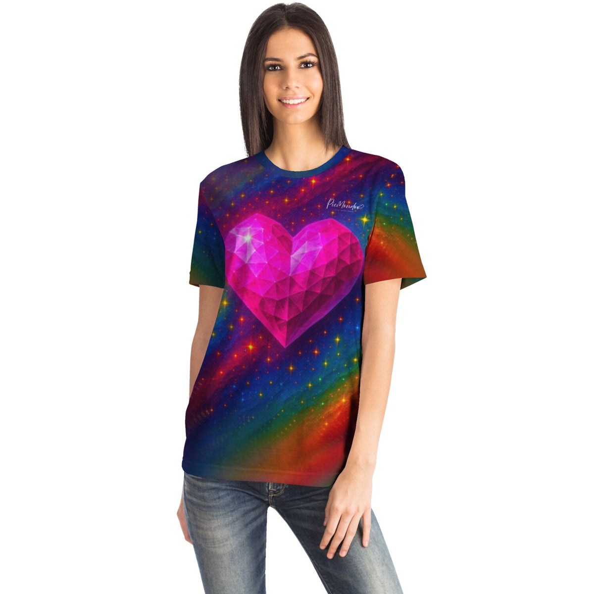 Frau trägt Diamond Painting T-Shirt mit leuchtendem Herzkristall Motiv und buntem Galaxy-Design im Stil unserer Sets