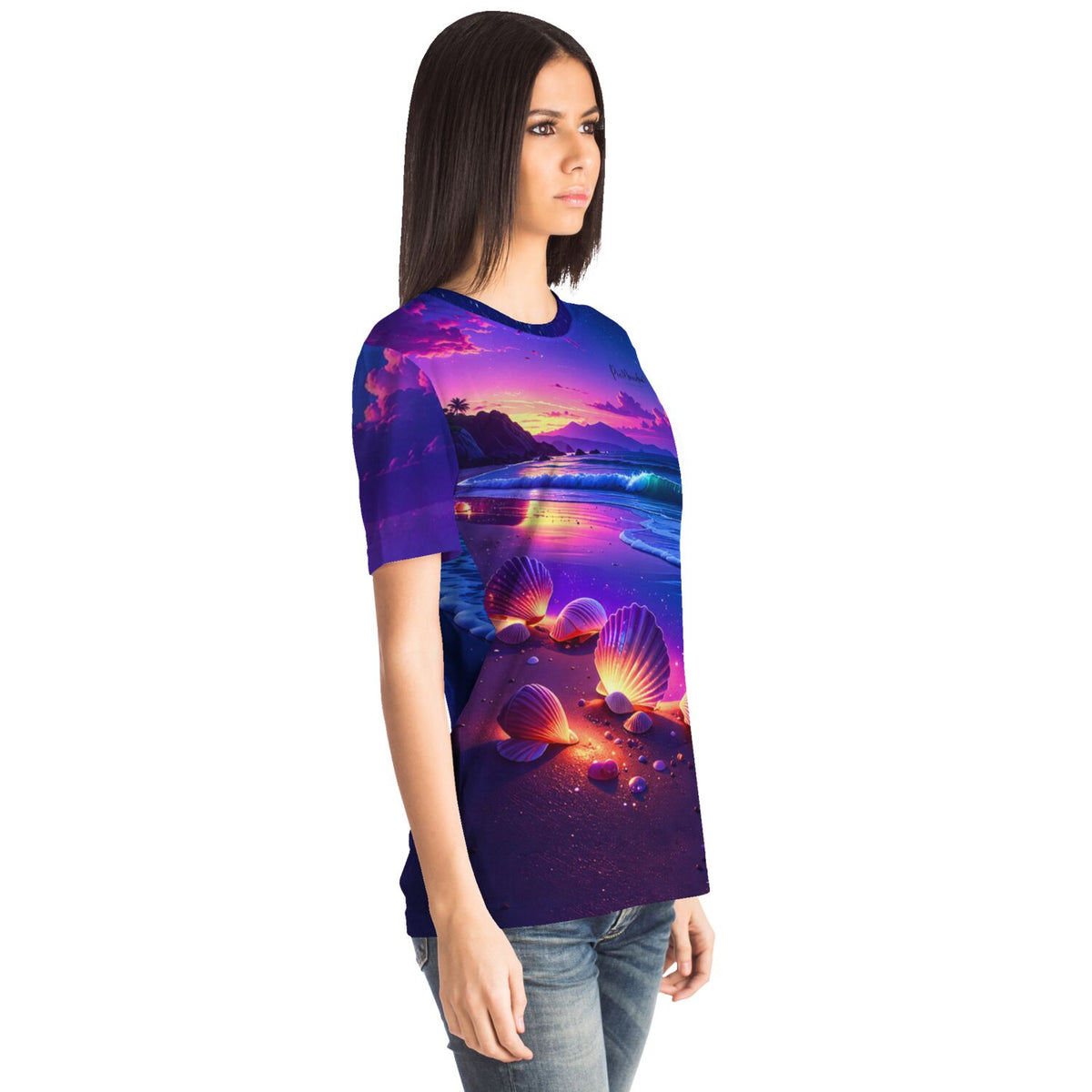 Frau trägt Dreamer T-Shirt mit leuchtendem Wunschmuscheln-Motiv, kunstvolles Design im Stil von Diamond Painting Kunstwerken