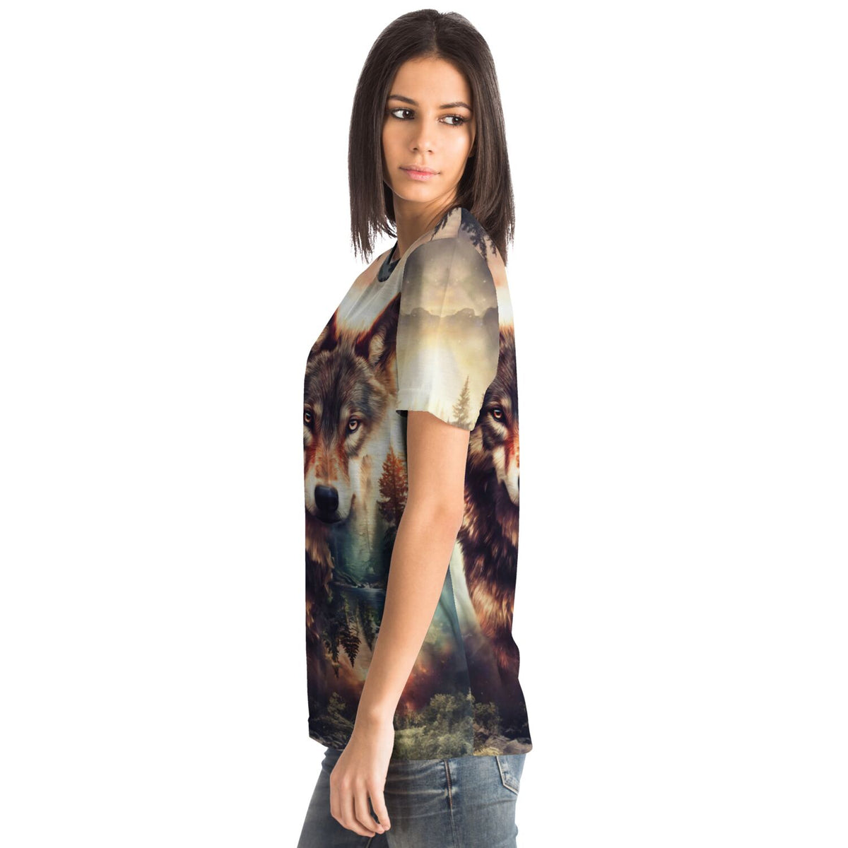 Frau trägt ein T-Shirt mit Wald-Wolf-Motiv, das stilistisch an ein Diamond Painting oder Malen nach Zahlen Design erinnert.