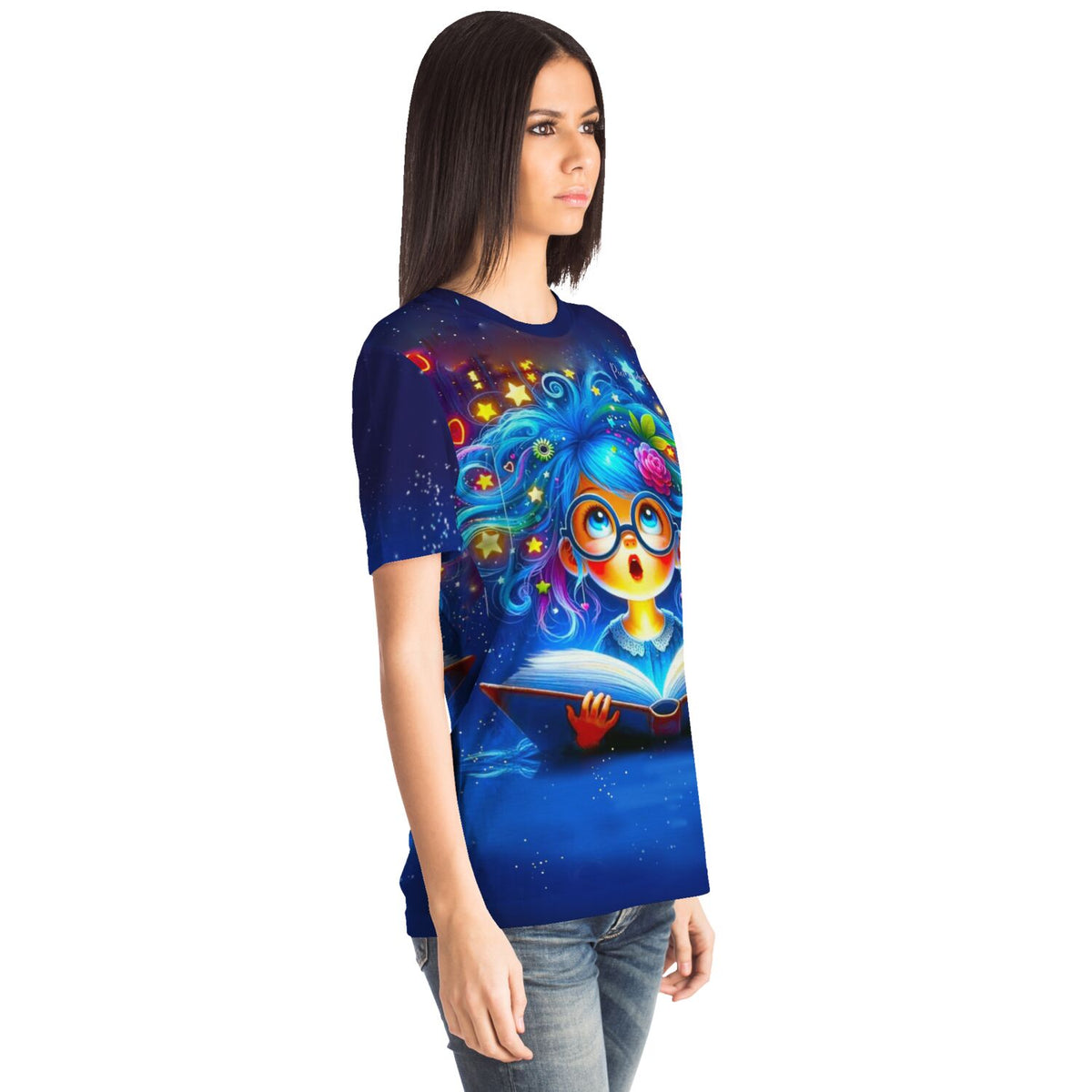 Frau trägt blaues T-Shirt mit Lesemaus Josephine Motiv, bekannt von unseren Diamond Painting und Malen nach Zahlen Sets.