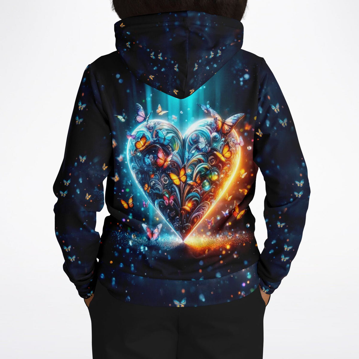 Dreamer Hoodie mit leuchtendem Schmetterlingsherz-Motiv, das stilistisch an Diamond Painting und bunte Kunst erinnert.