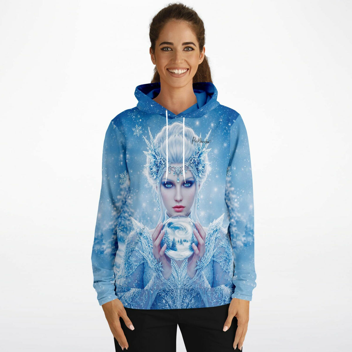 Frau trägt blauen Eiskönigin Hoodie mit kunstvollem Fantasy-Motiv, passend als Ergänzung zu Diamond Painting Sets.