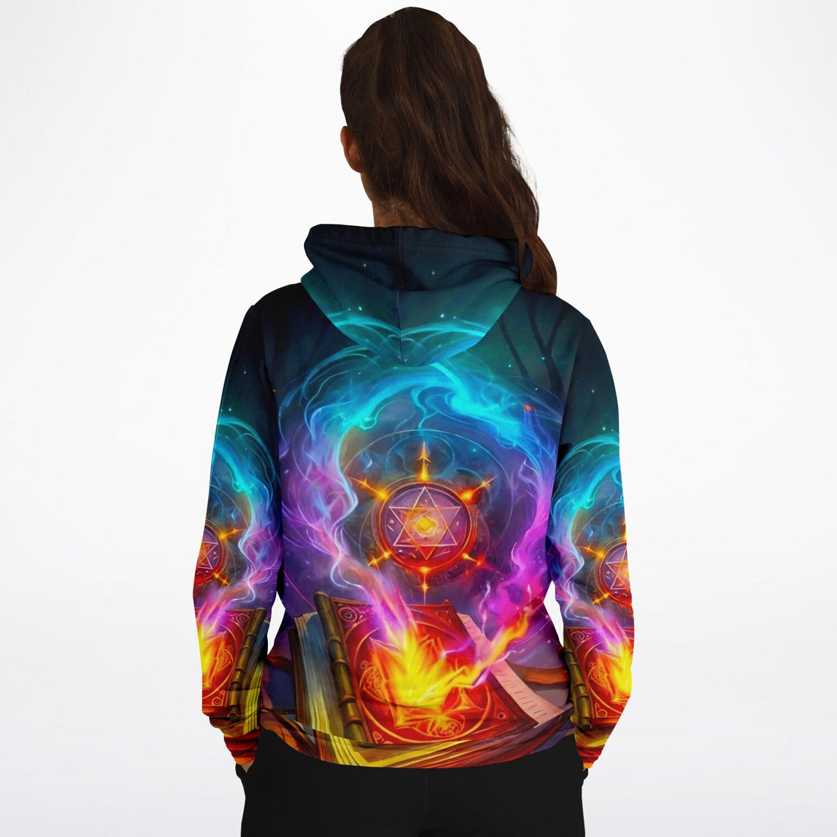 Dreamer Hoodie mit magischem Hexenkünste-Motiv, aufgeschlagenem Zauberbuch und leuchtendem Sternen-Design in kräftigen Farben