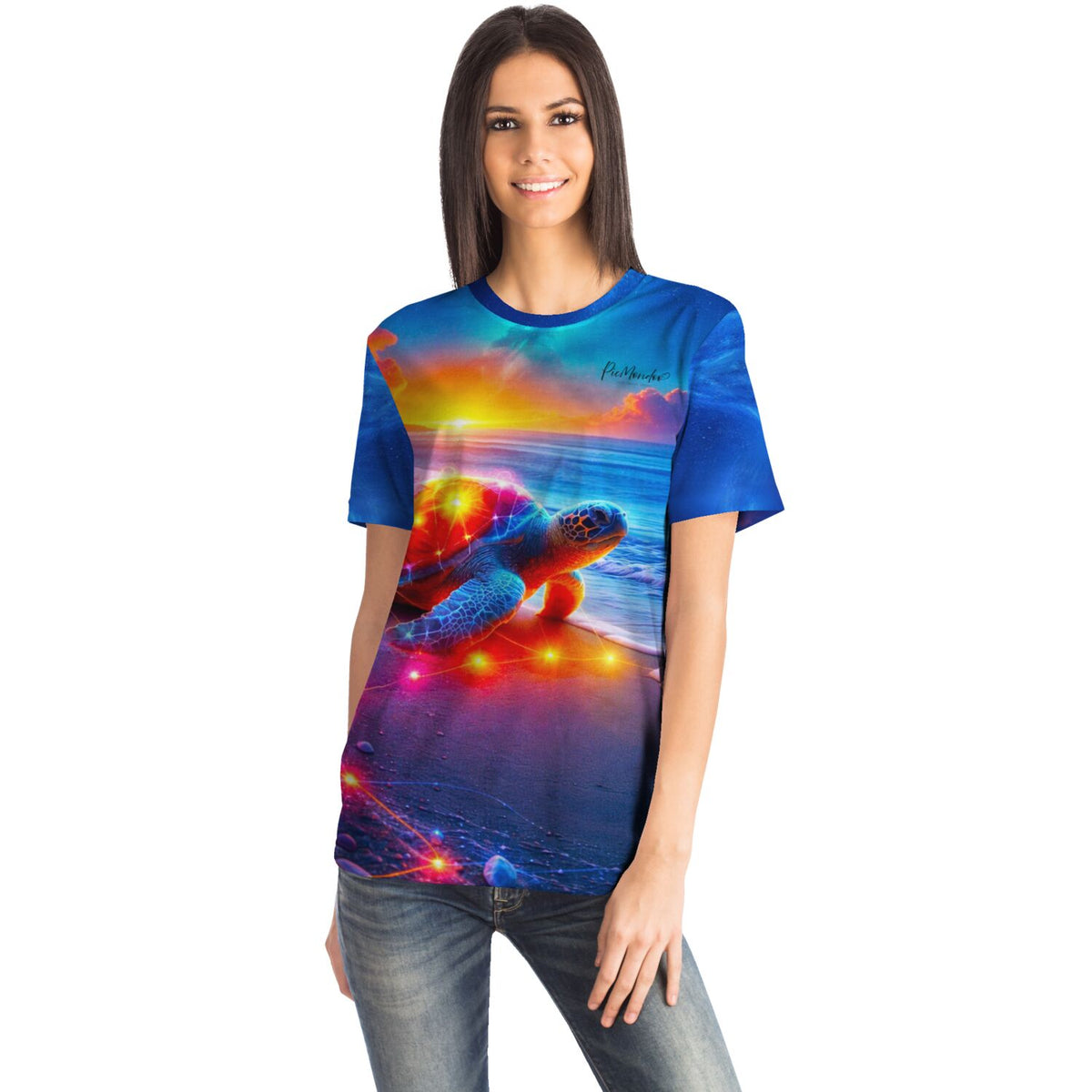 Frau trägt blaues T-Shirt mit buntem Schildkröten-Motiv im Diamond Painting Stil und leuchtenden Lichteffekten