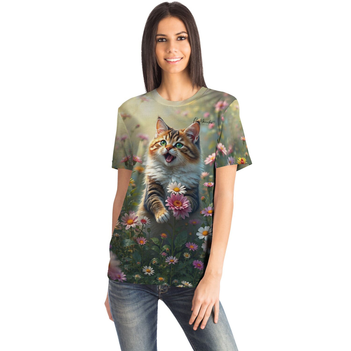 Frau trägt Dreamer T-Shirt mit Katzen-Motiv in Blumenwiese - ideal für Fans von Diamond Painting und Malen nach Zahlen