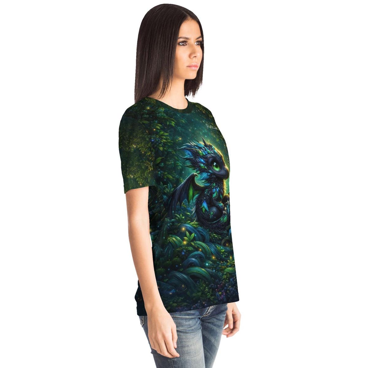 Frau trägt ein T-Shirt mit Drago Drachen-Motiv, inspiriert von Diamond Painting und Malen nach Zahlen Kunststilen