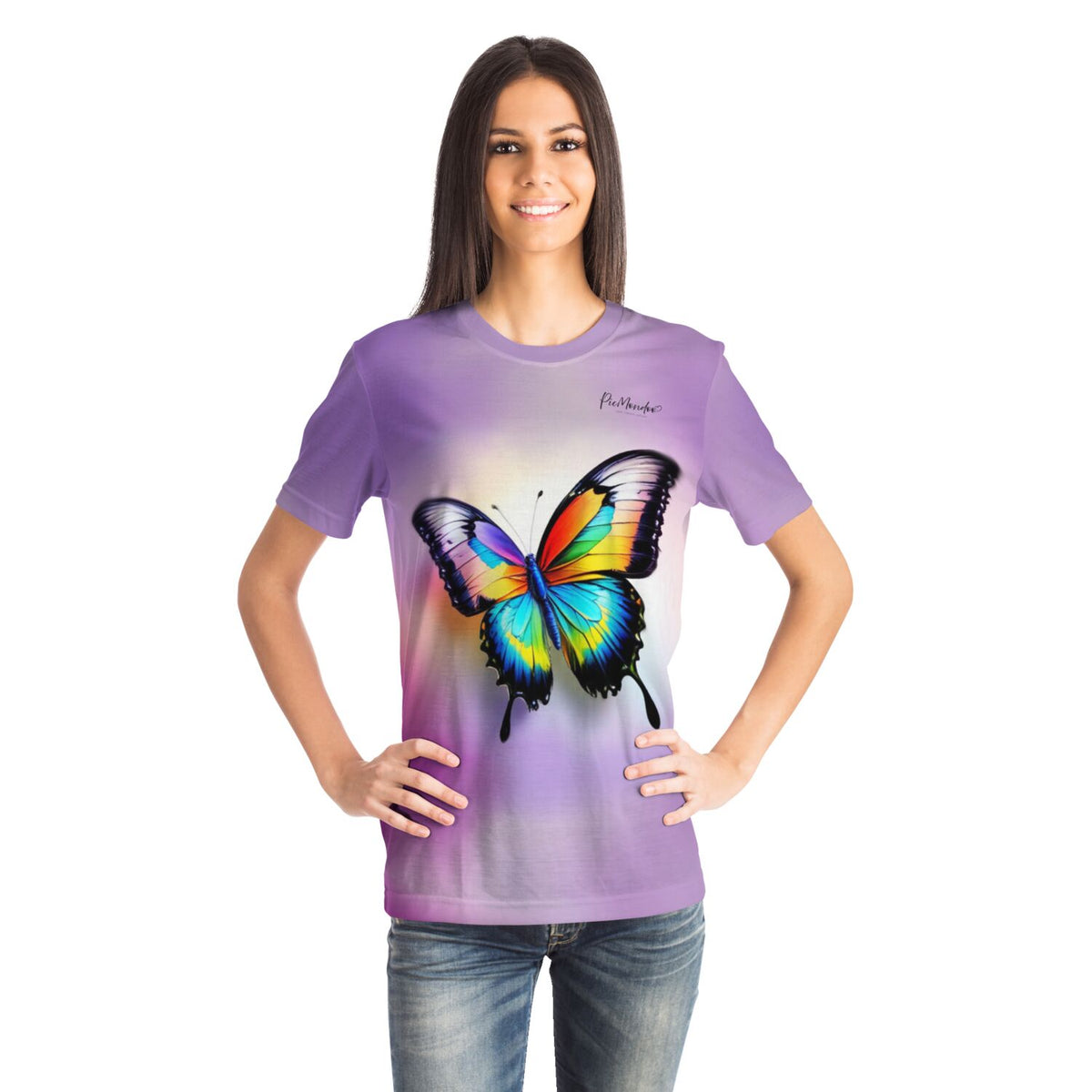 Frau trägt ein lila Picmondoo T-Shirt mit farbenfrohem Schmetterlings-Motiv, inspiriert von Diamond Painting Kunst.