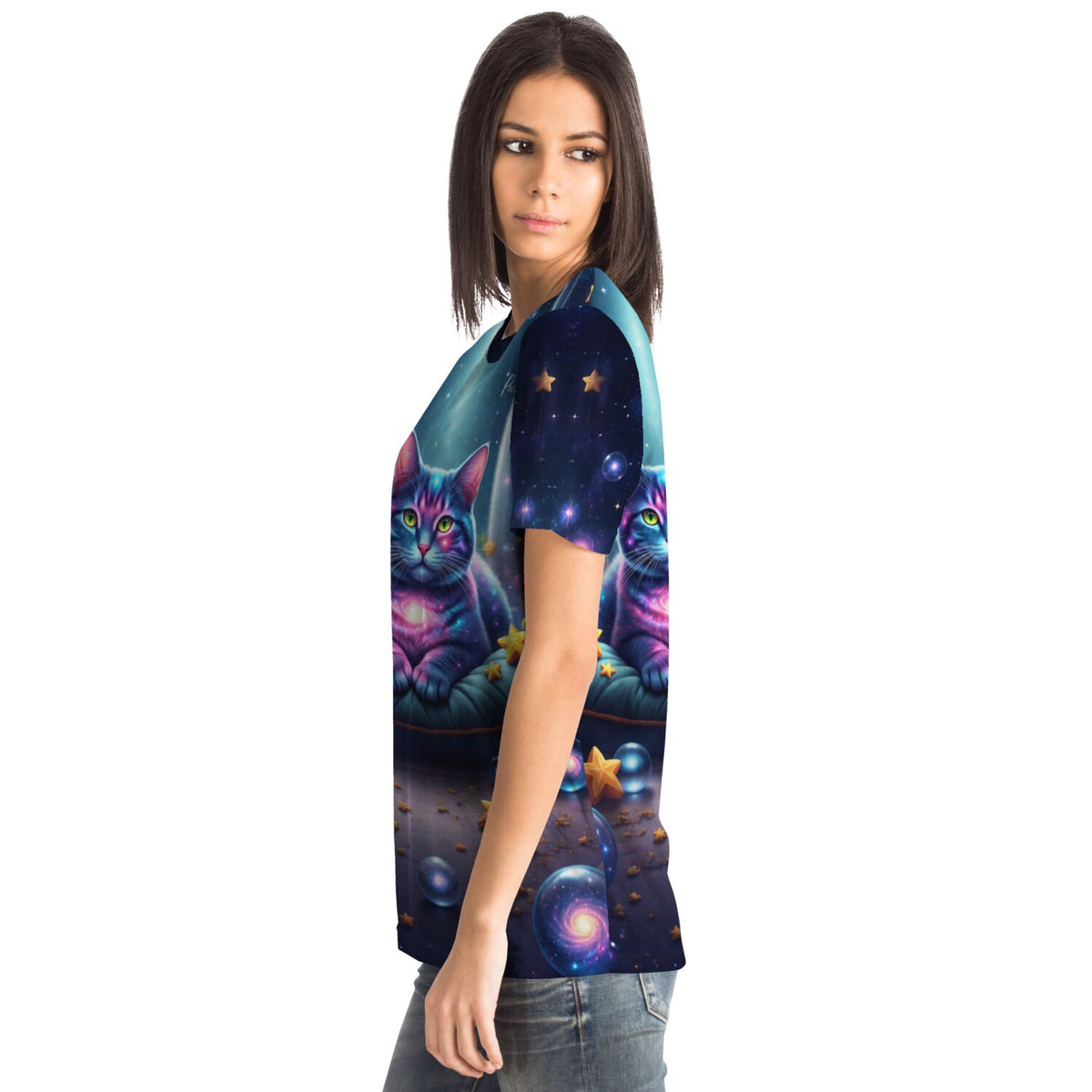Frau trägt Dreamer T-Shirt mit Wächterin Andromeda Katzen Motiv im Weltraum Design, passend zu Malen nach Zahlen Stil